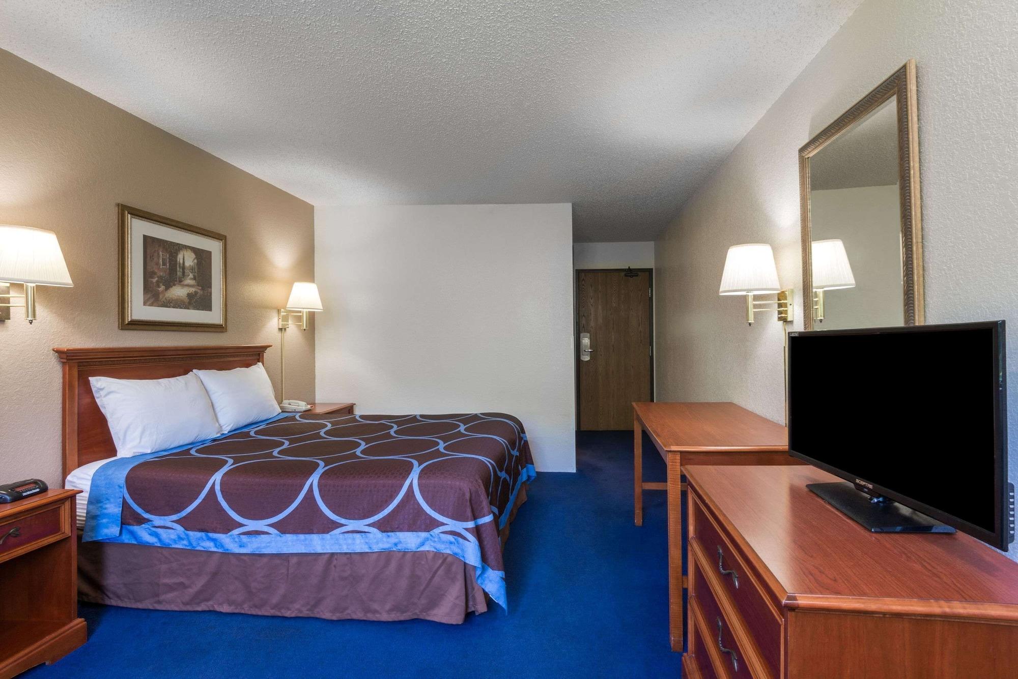 Super 8 By Wyndham Delmont Otel Dış mekan fotoğraf
