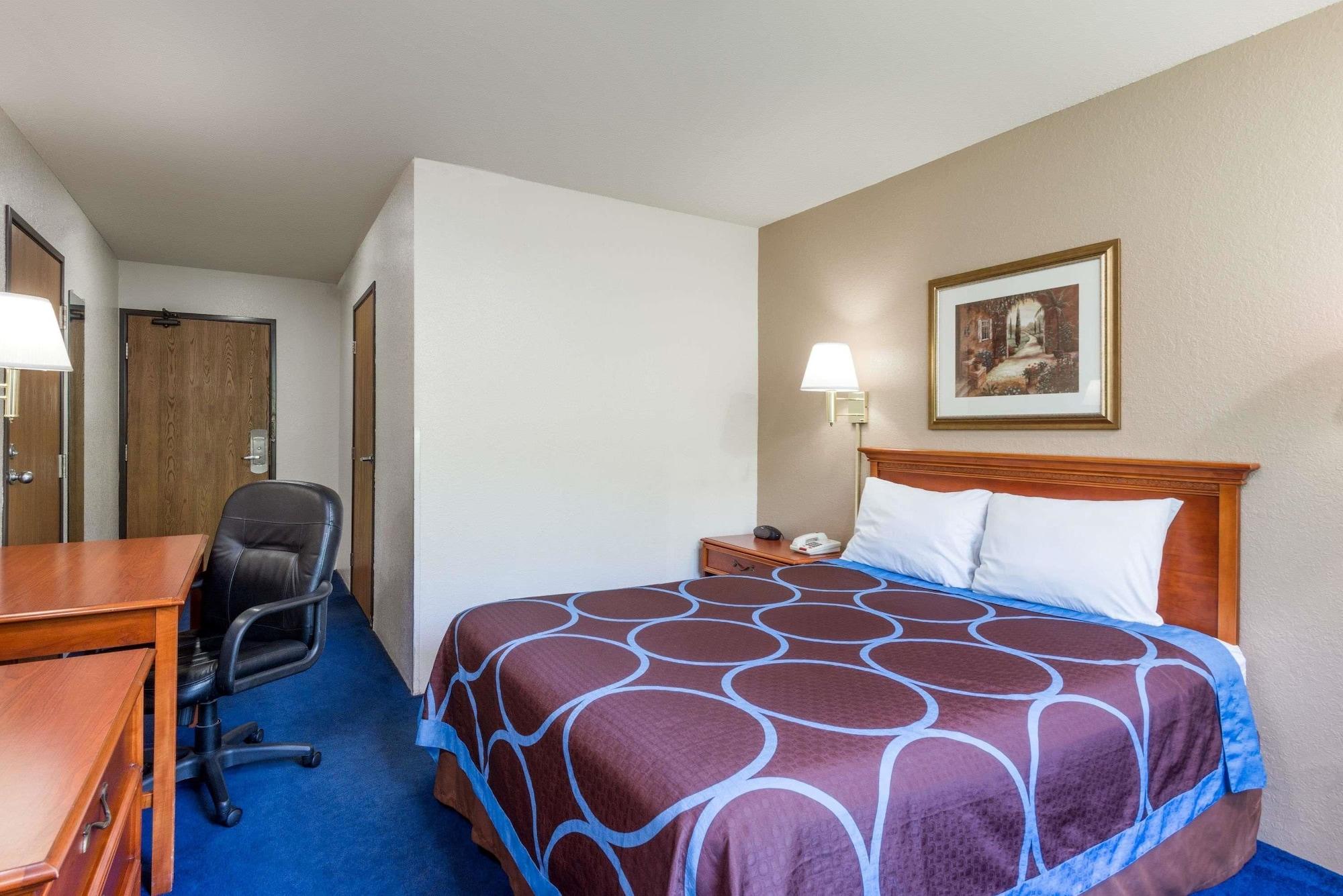 Super 8 By Wyndham Delmont Otel Dış mekan fotoğraf