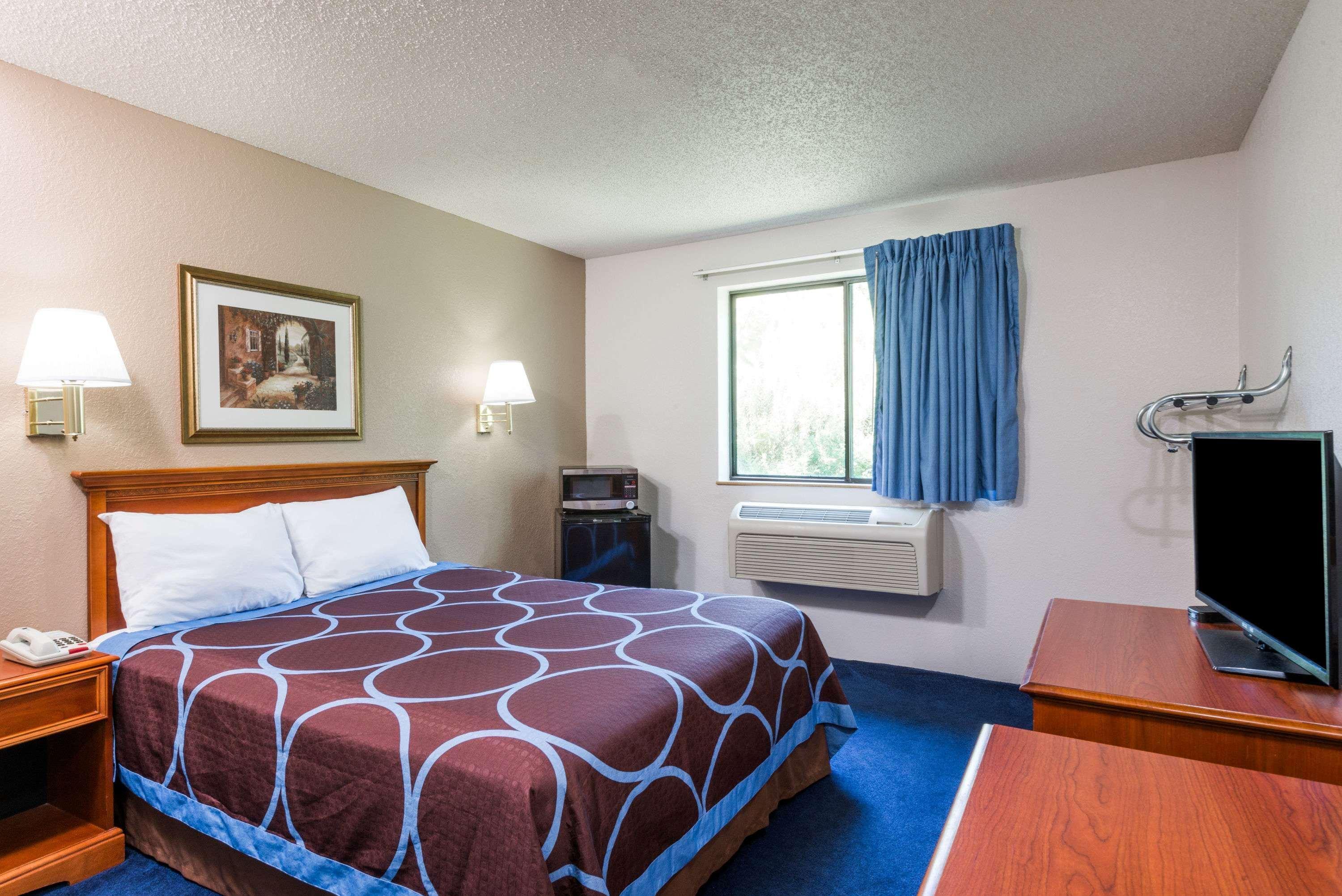 Super 8 By Wyndham Delmont Otel Dış mekan fotoğraf