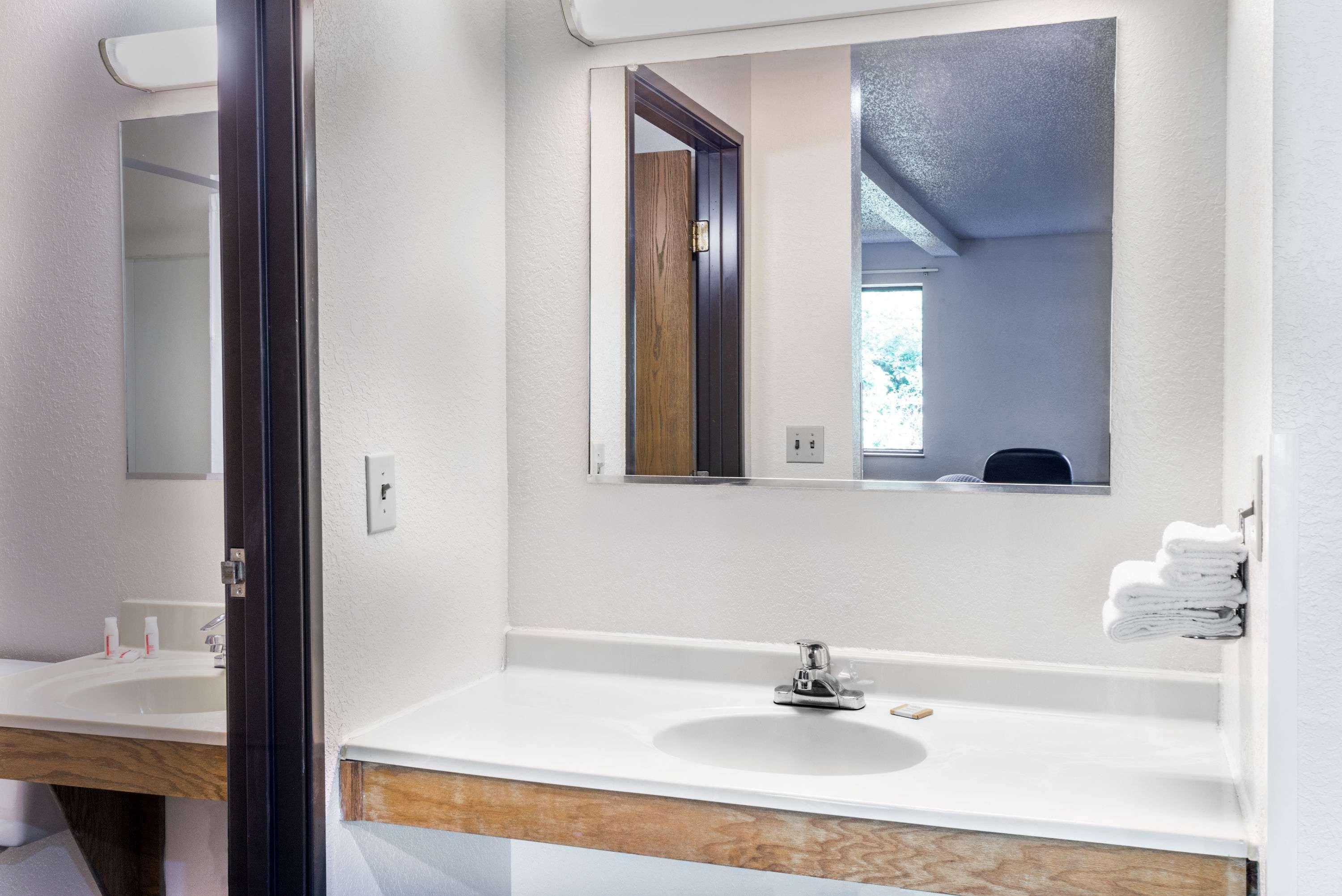 Super 8 By Wyndham Delmont Otel Dış mekan fotoğraf