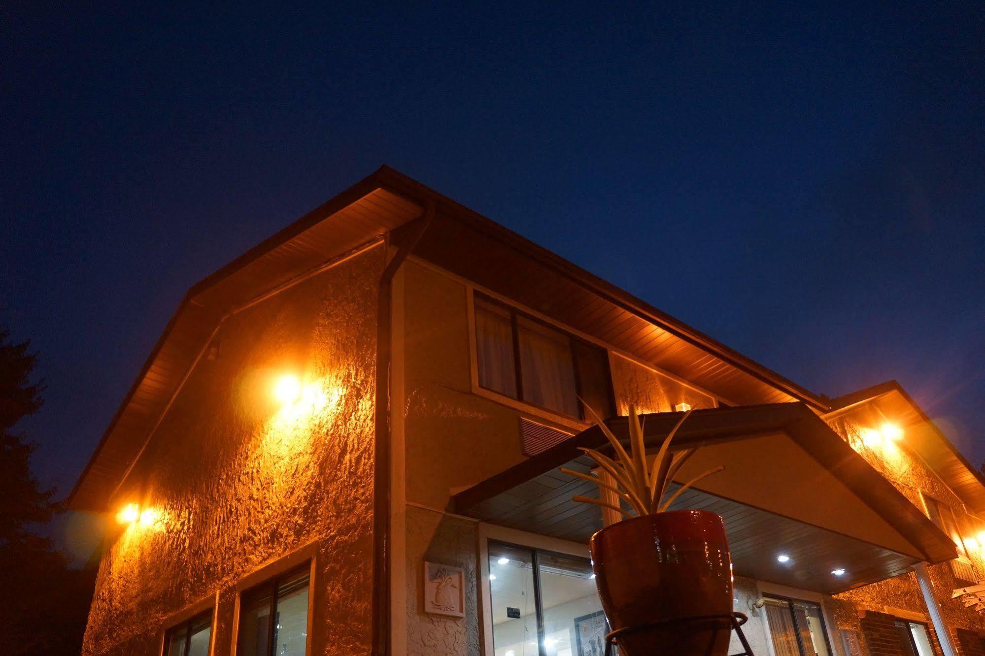 Super 8 By Wyndham Delmont Otel Dış mekan fotoğraf